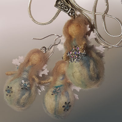Schmuck aus Filz Wolle Waldorf Anhänger Schnee Schneeflocke
